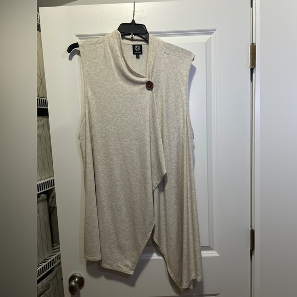 bobeau Tops - Cream Sleeveless Drape Top
